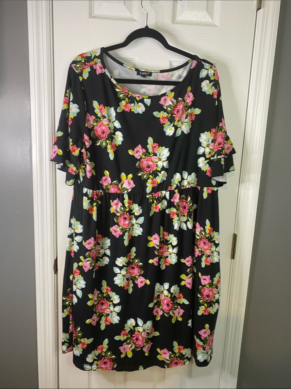Tralilbee Black Floral Short Sleeve Women’s Dress with Pink Roses Size 3X.